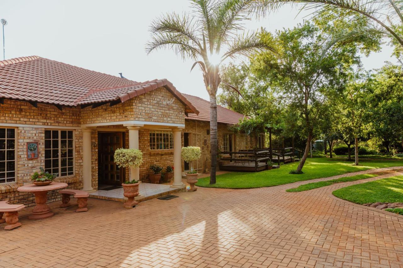 Boubou Bed And Breakfast Рустенбург Екстериор снимка