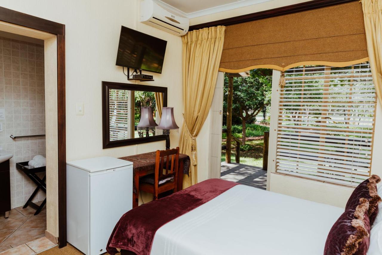Boubou Bed And Breakfast Рустенбург Екстериор снимка