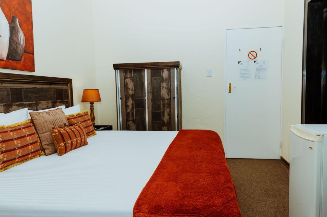 Boubou Bed And Breakfast Рустенбург Екстериор снимка